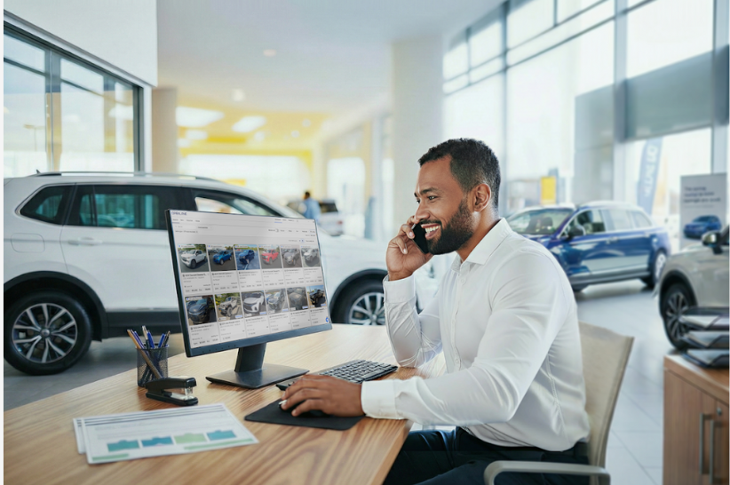 A dealer navigating the OPENLANE website on his desktop computer